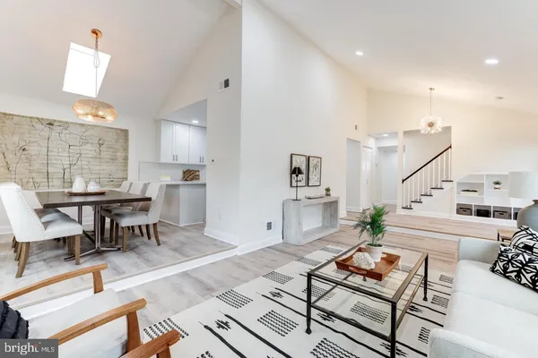 $814,900 | 230 East Juniper Avenue, Sterling, VA 20164