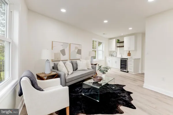 $814,900 | 230 East Juniper Avenue, Sterling, VA 20164