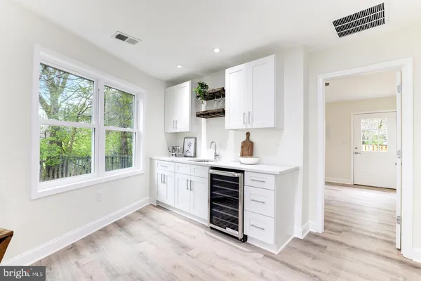 $814,900 | 230 East Juniper Avenue, Sterling, VA 20164