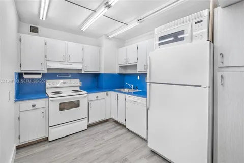 $300,000 | 100 Bayview Drive, Unit 229, Sunny Isles Beach, FL 33160