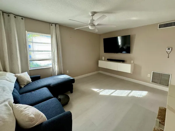 $1,697 | 30 South J Street, Lake Worth Beach, FL 33460