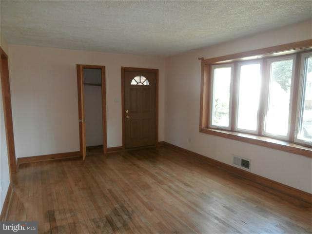 214 Glen Road Pasadena, MD 21122 - Photo 5 of 22 Living Room
