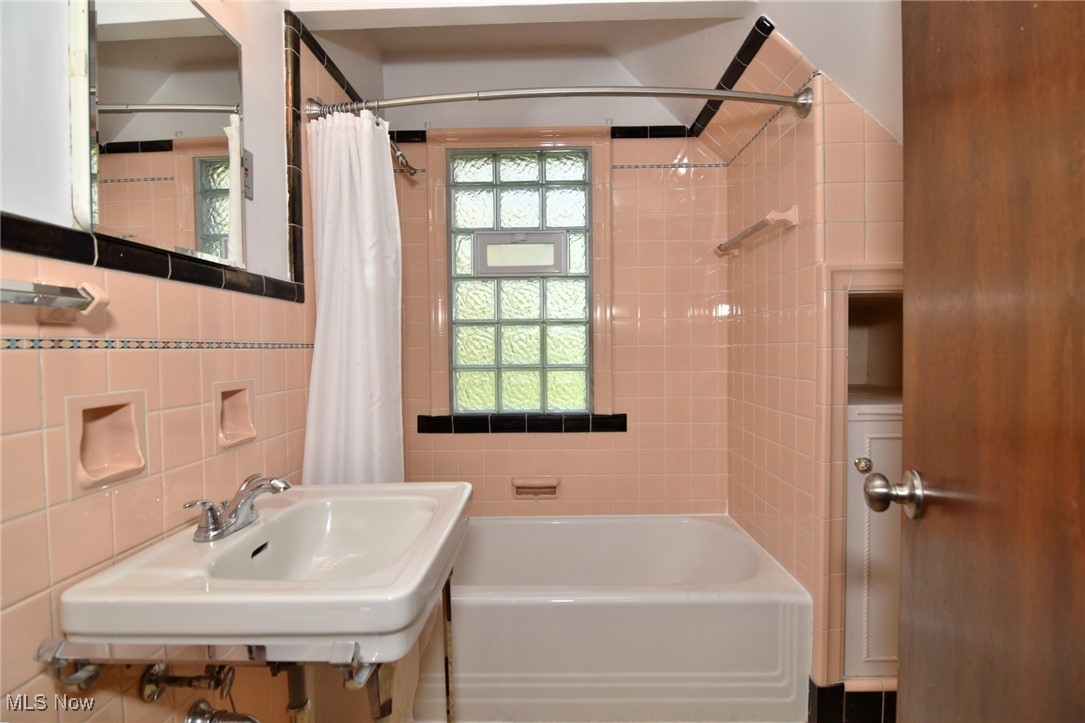 2636 Queenston Road Cleveland Heights, OH 44118 - Photo 29 of 45 Full Bath