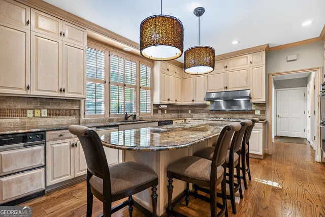 a view of a livingroom and dining room