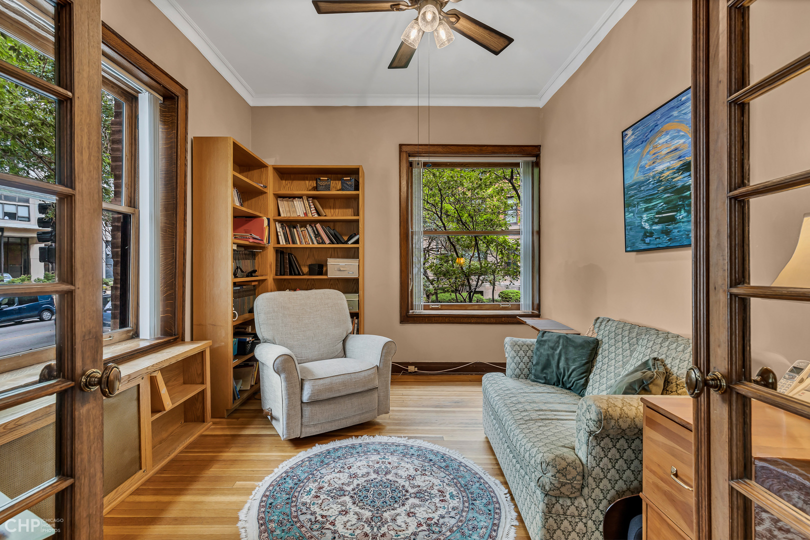 684 West Irving Park Road, Unit E5 Chicago, IL 60613 - Photo 12 of 45 a living room with furniture and a rug