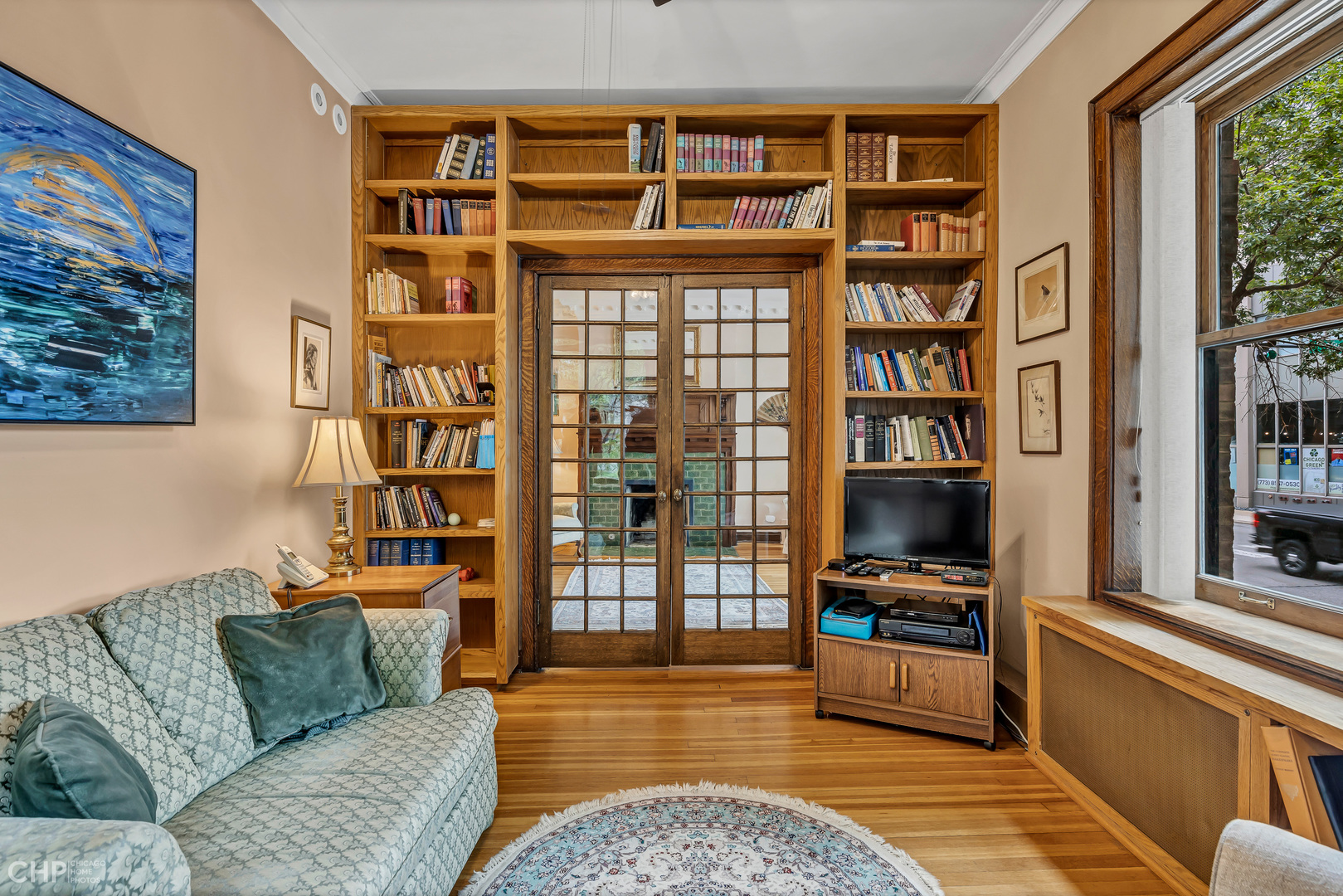 684 West Irving Park Road, Unit E5 Chicago, IL 60613 - Photo 14 of 45 a living room with furniture and a book shelf