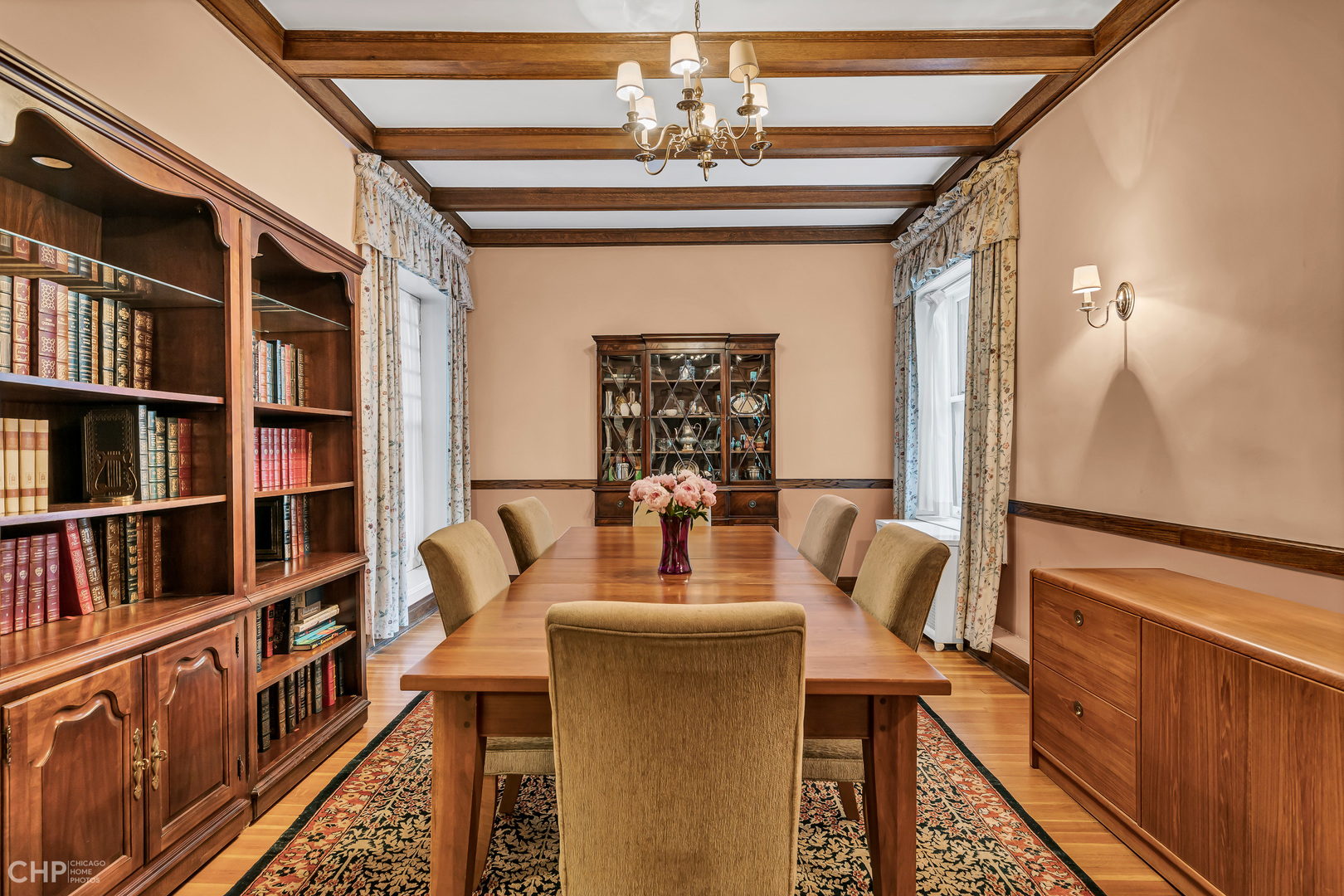 684 West Irving Park Road, Unit E5 Chicago, IL 60613 - Photo 15 of 45 a dining room with furniture and a book shelf