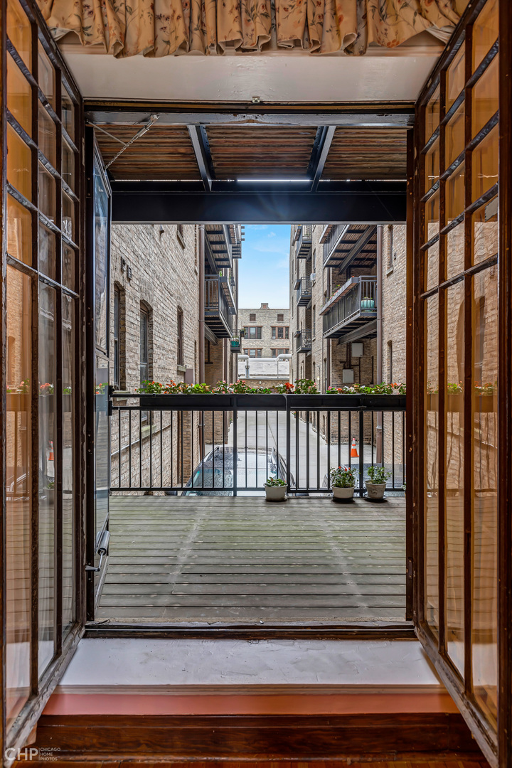 684 West Irving Park Road, Unit E5 Chicago, IL 60613 - Photo 19 of 45 a view of a balcony