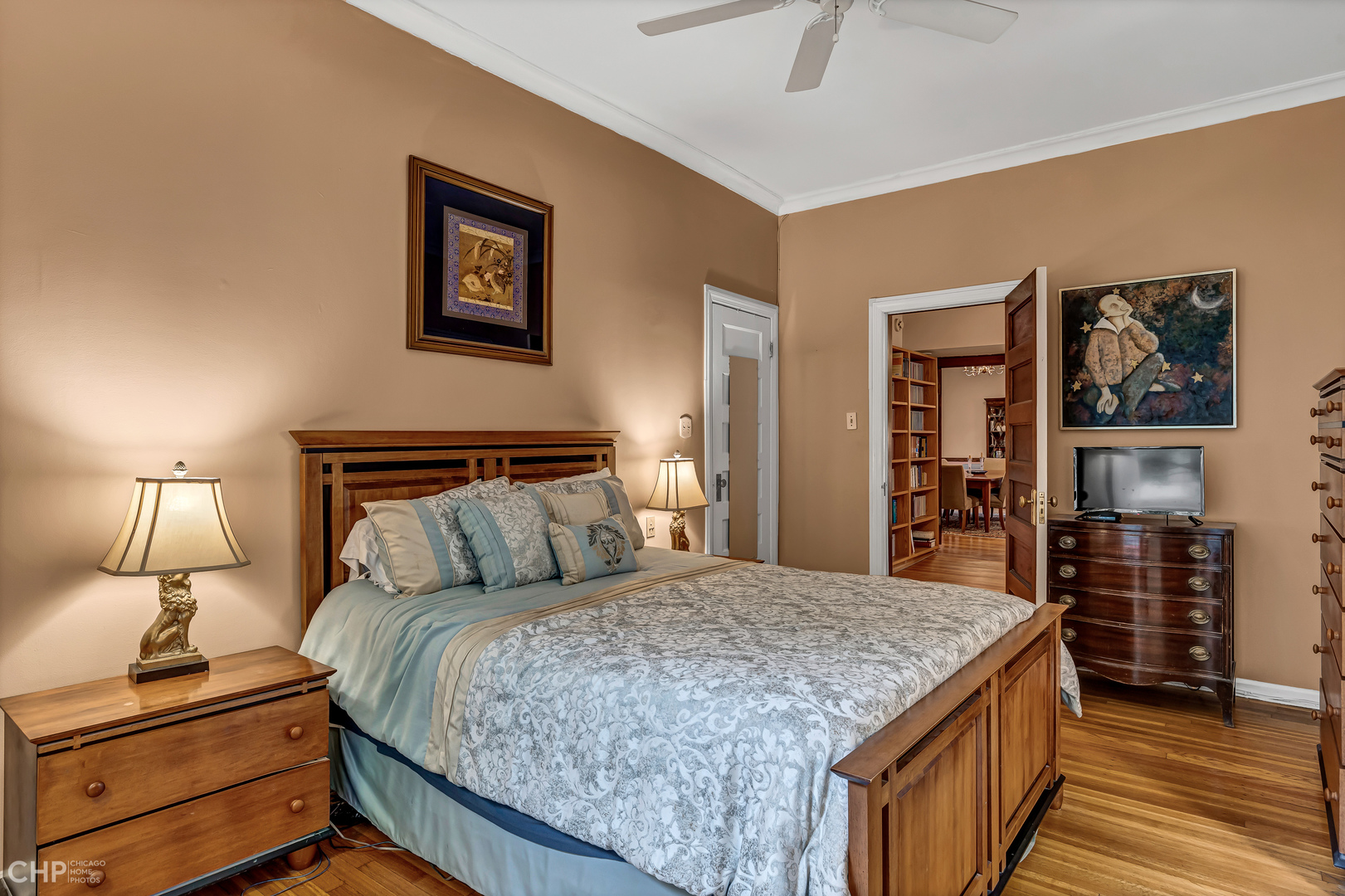 684 West Irving Park Road, Unit E5 Chicago, IL 60613 - Photo 27 of 45 a bedroom with a bed and dresser