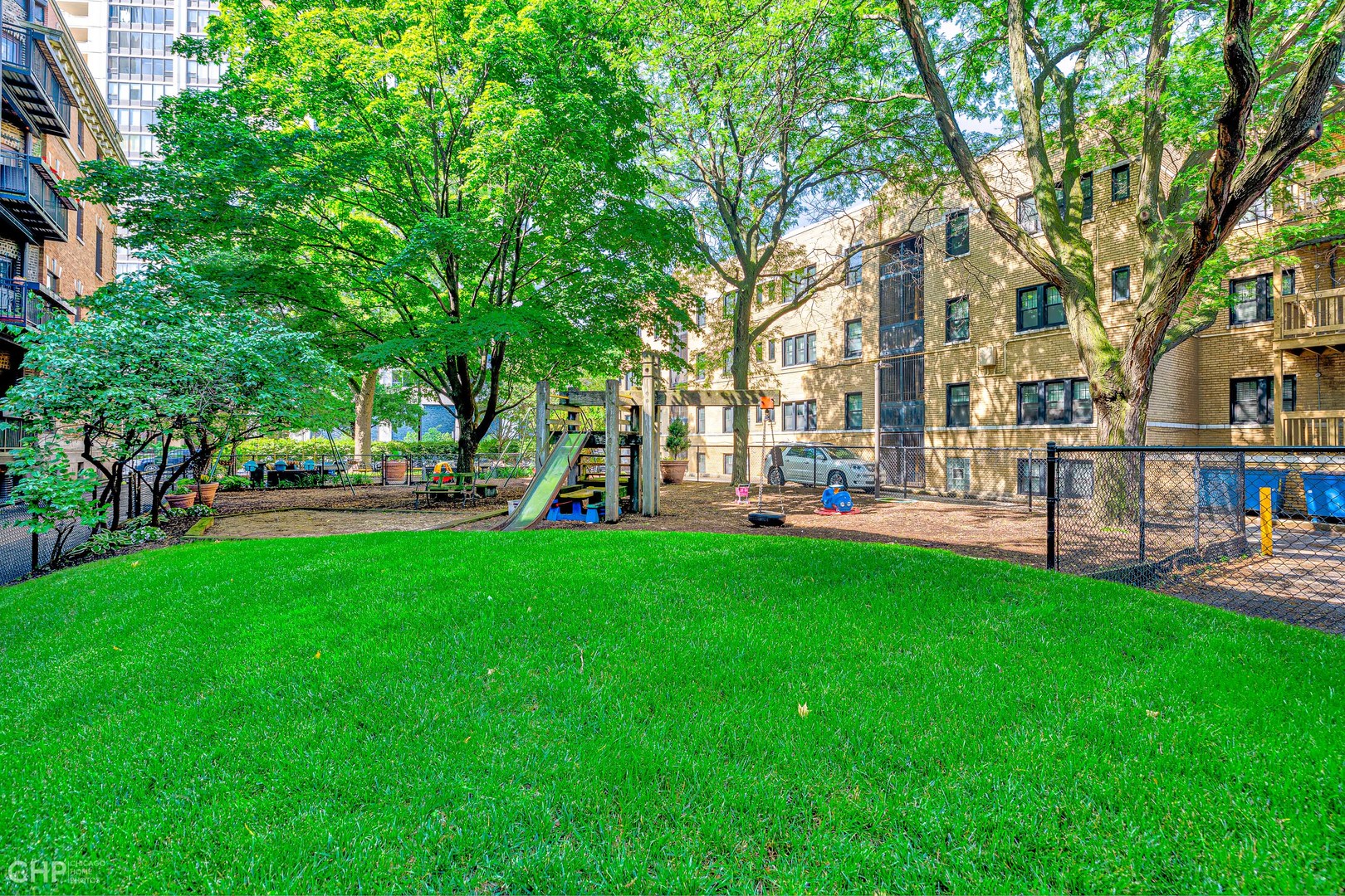 684 West Irving Park Road, Unit E5 Chicago, IL 60613 - Photo 40 of 45 a garden with trees in front of it