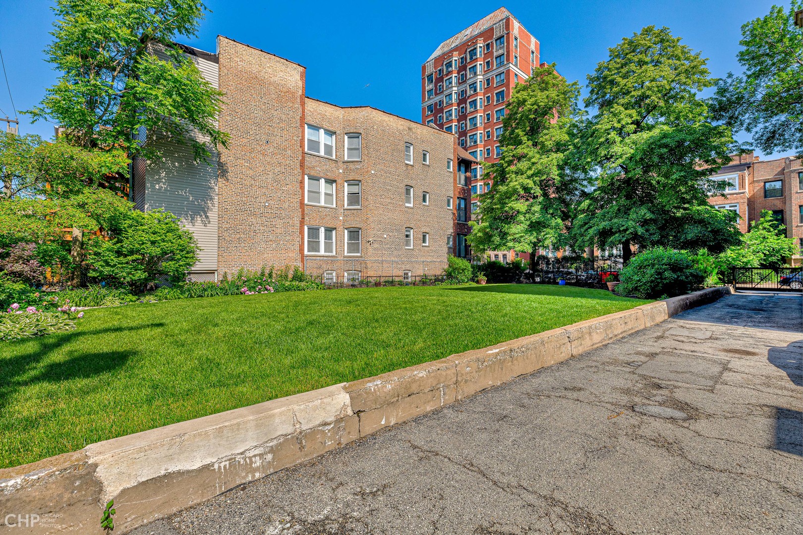 684 West Irving Park Road, Unit E5 Chicago, IL 60613 - Photo 41 of 45 a view of a building with garden