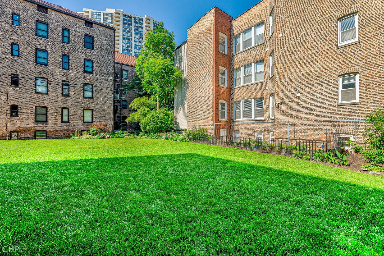 684 West Irving Park Road, Unit E5 Chicago, IL 60613 - Photo 43 of 45 a view of a building with garden