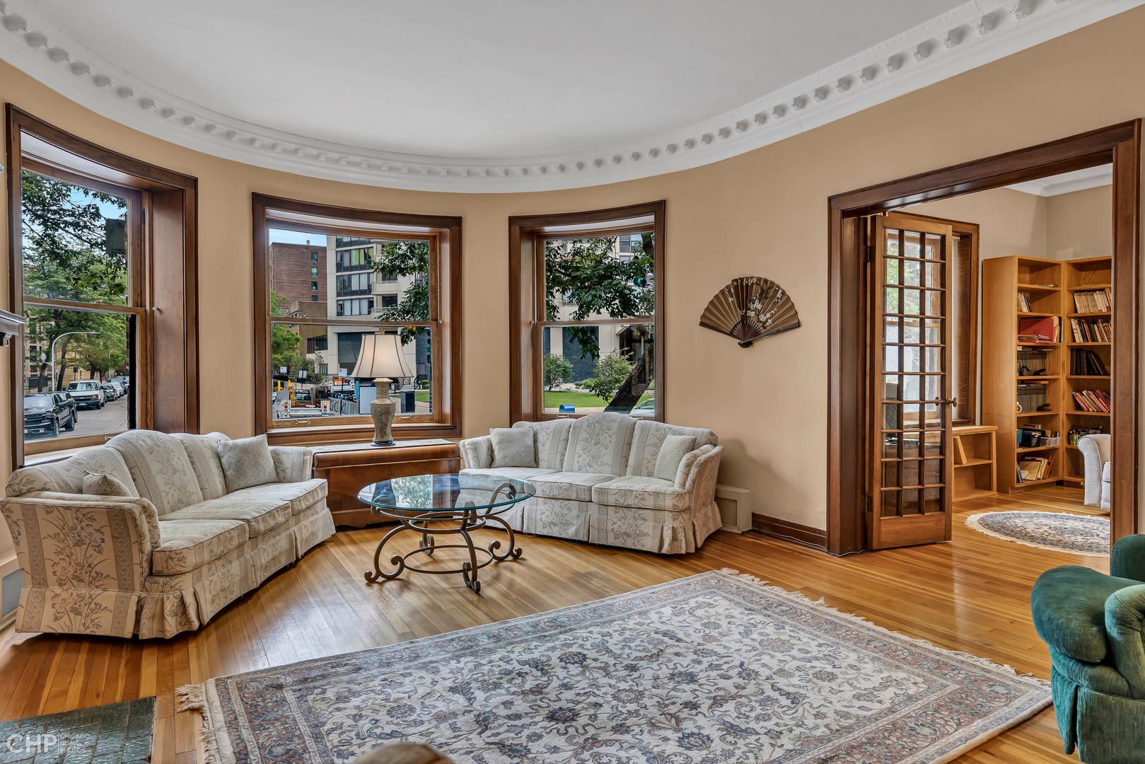 684 West Irving Park Road, Unit E5 Chicago, IL 60613 - Photo 10 of 45 a living room with furniture and a rug