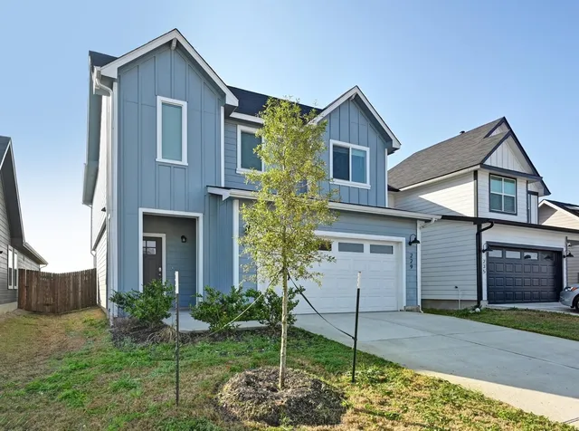 a view of house with a yard