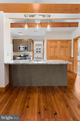 $1,000 | 215 Piccadilly Street, Unit B, Edinburg, VA 22824