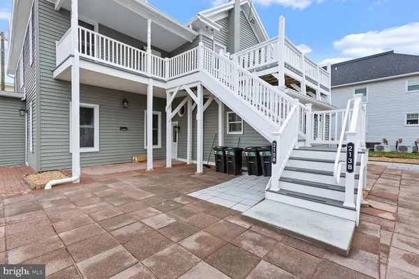 a view of entryway and hall