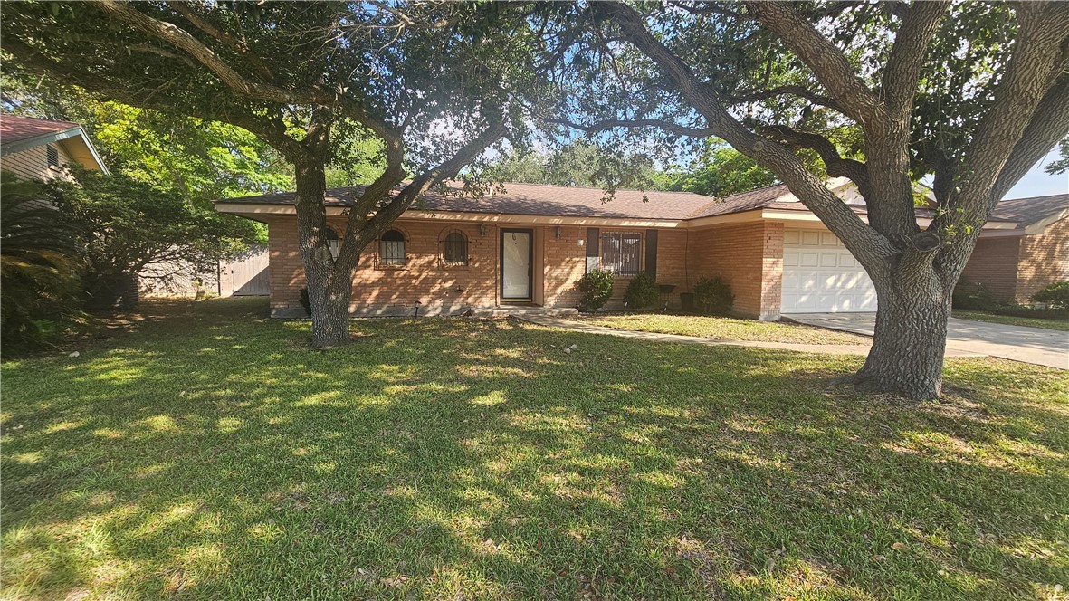 a view of a house with a yard