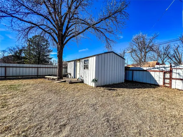 a house view with backyard space