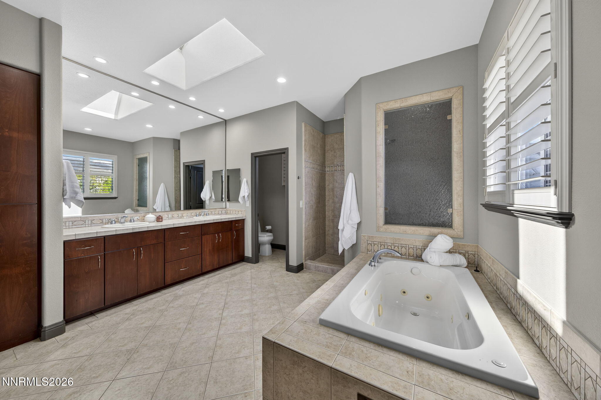 3965 Lake Placid Drive Reno, NV 89511 - Photo 60 of 70 a spacious bathroom with a tub sink and mirror