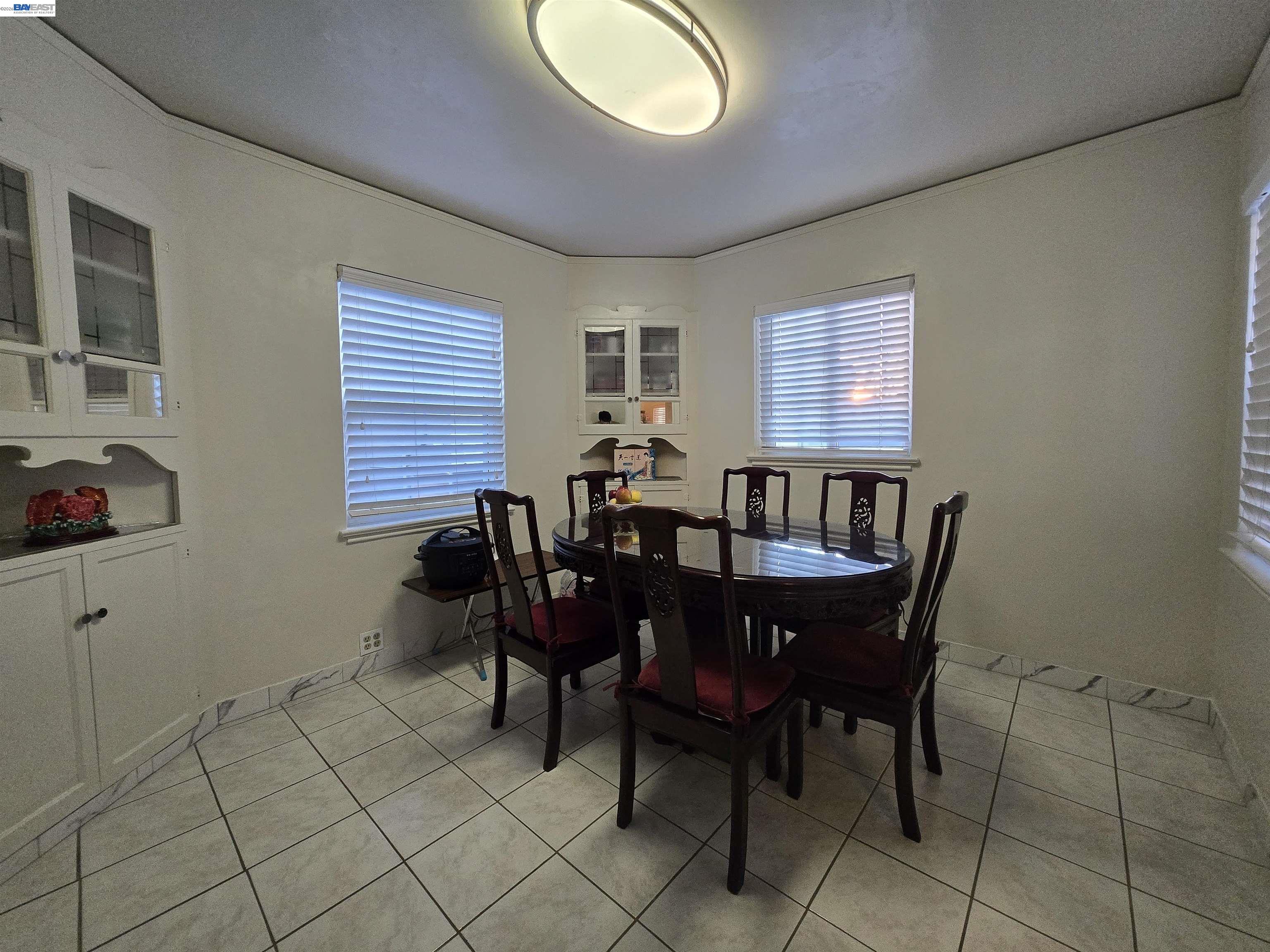 2917 Telegraph Avenue Berkeley, CA 94705 - Photo 6 of 12 a view of a dining room with furniture
