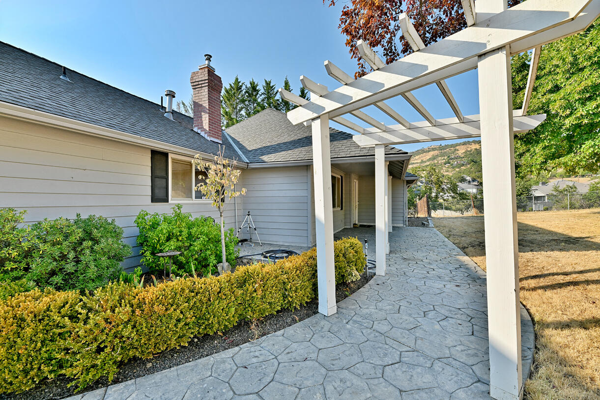 5493 Hillcrest Road Medford, OR 97504 - Photo 36 of 44 DSC_4174