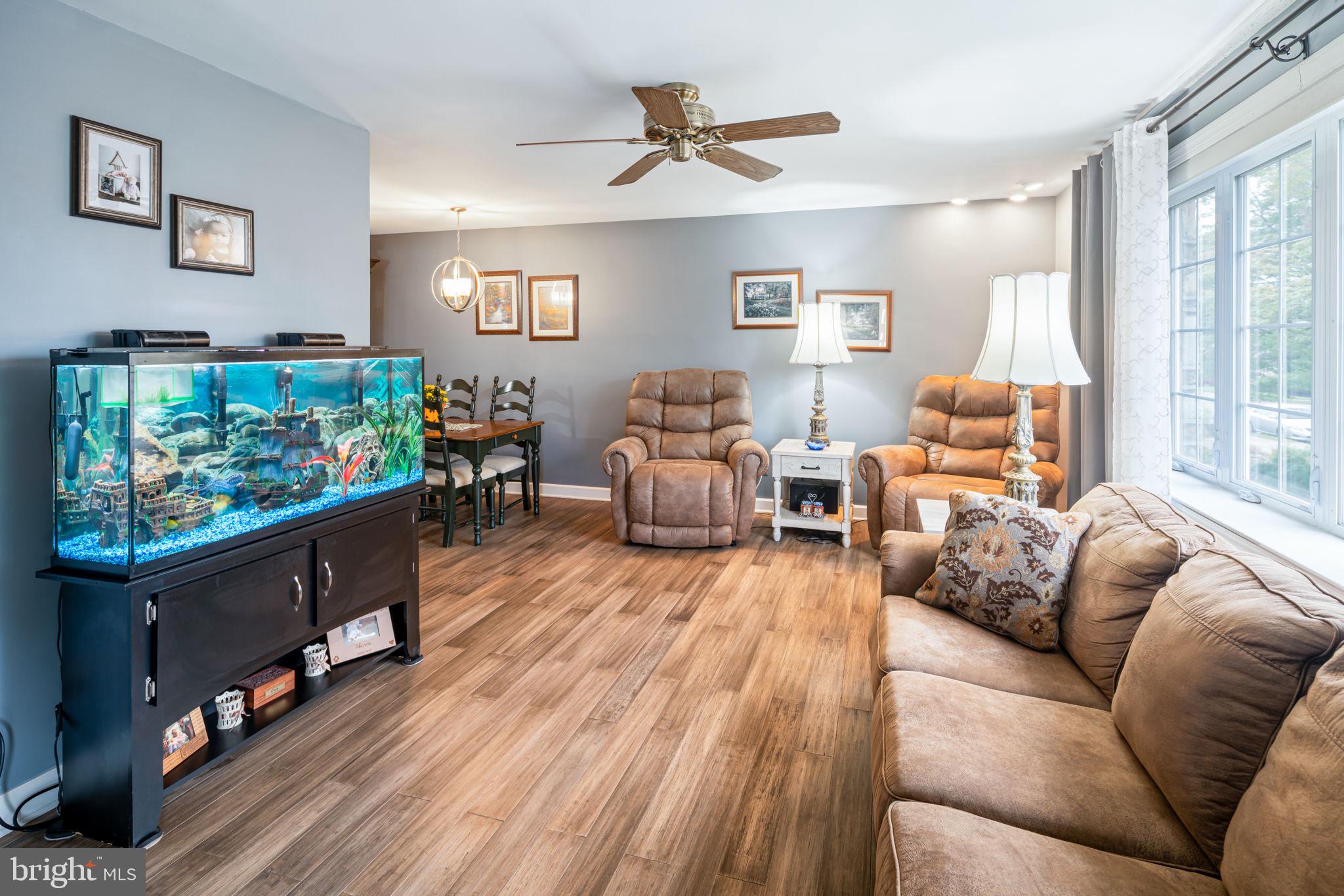 9958 Woodfern Road Philadelphia, PA 19115 - Photo 5 of 30 Come on In to the L/R