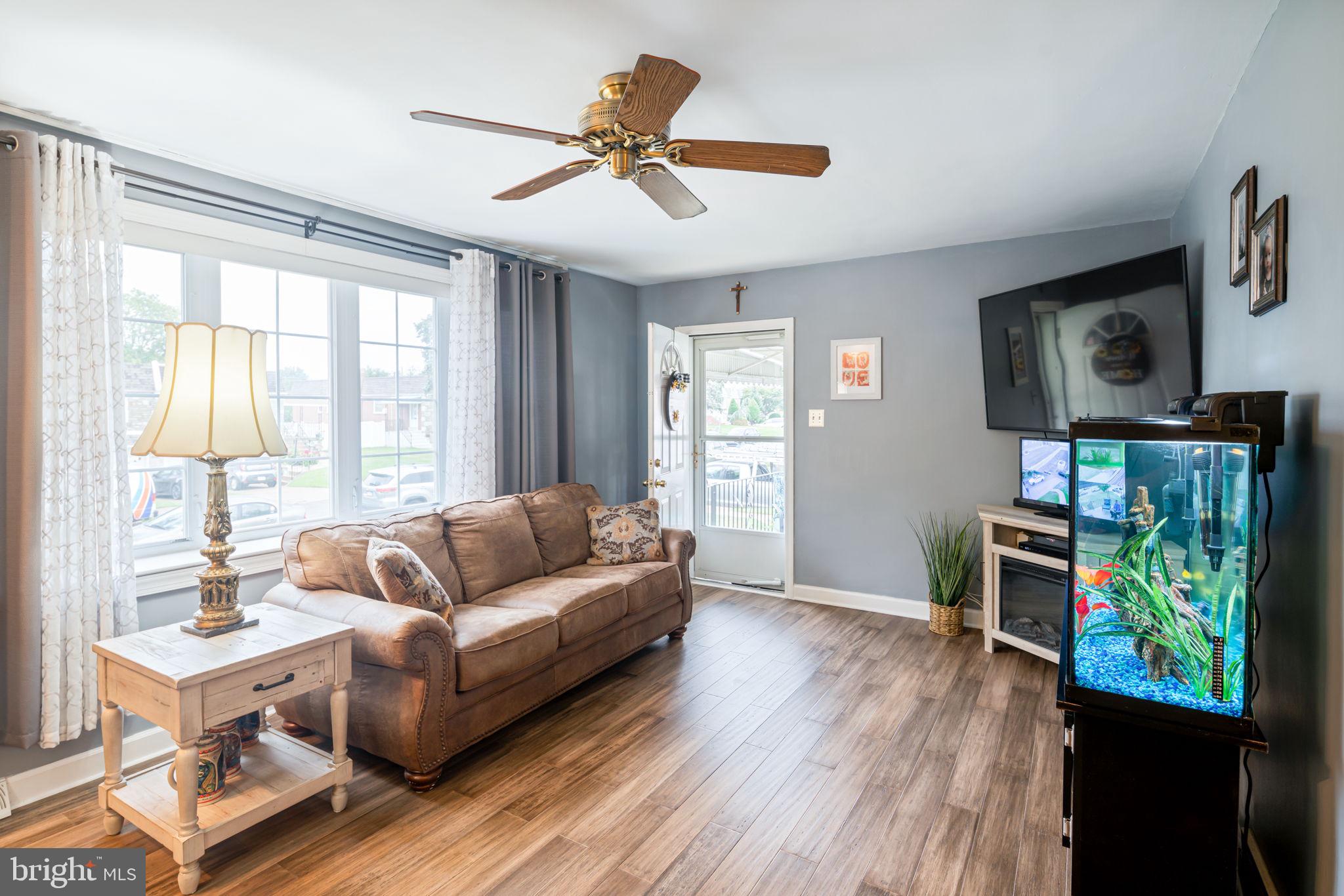 9958 Woodfern Road Philadelphia, PA 19115 - Photo 6 of 30 Bright Neutral Decor