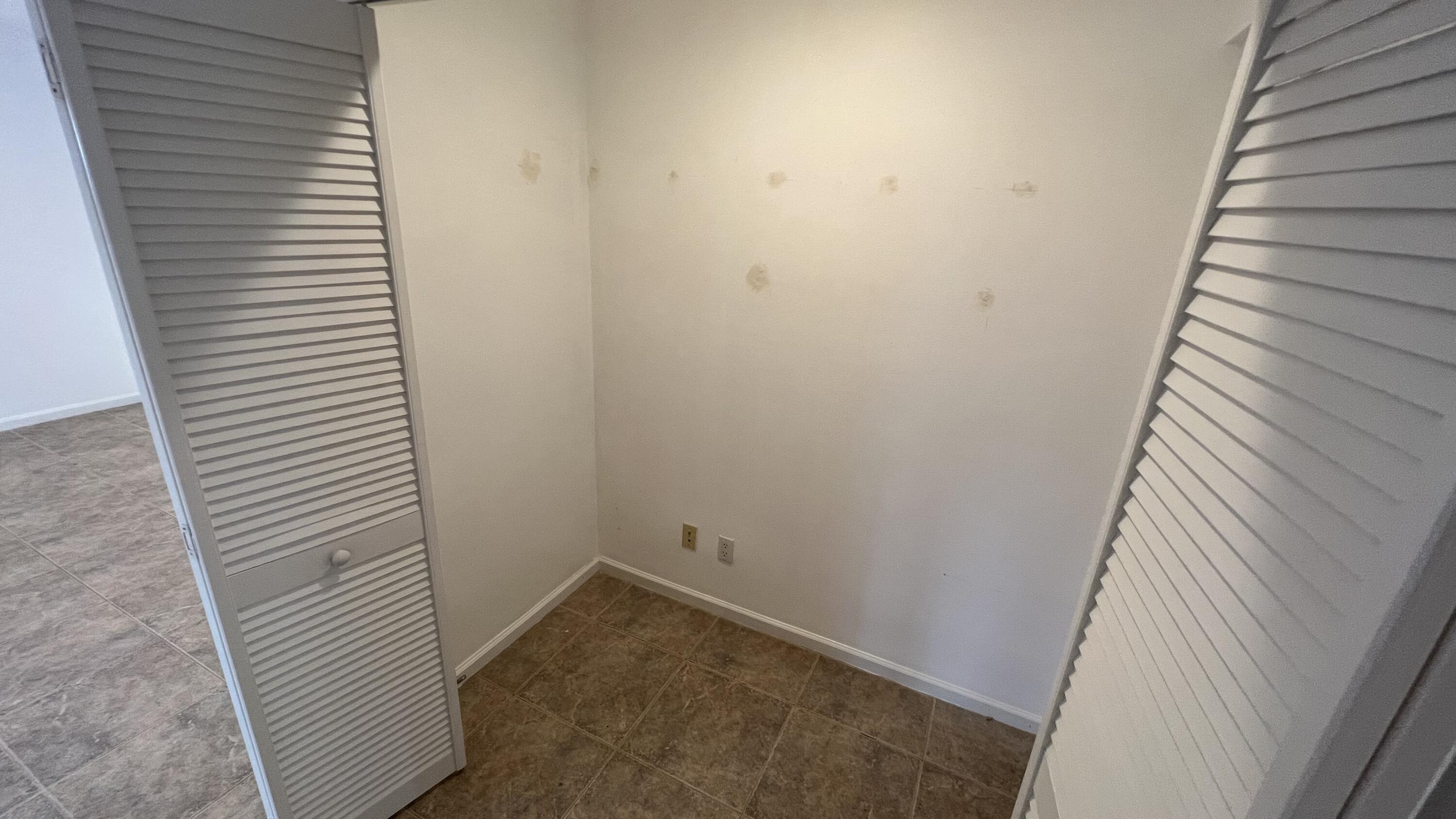333 Avila Road West Palm Beach, FL 33405 - Photo 7 of 16 Guest House Closet