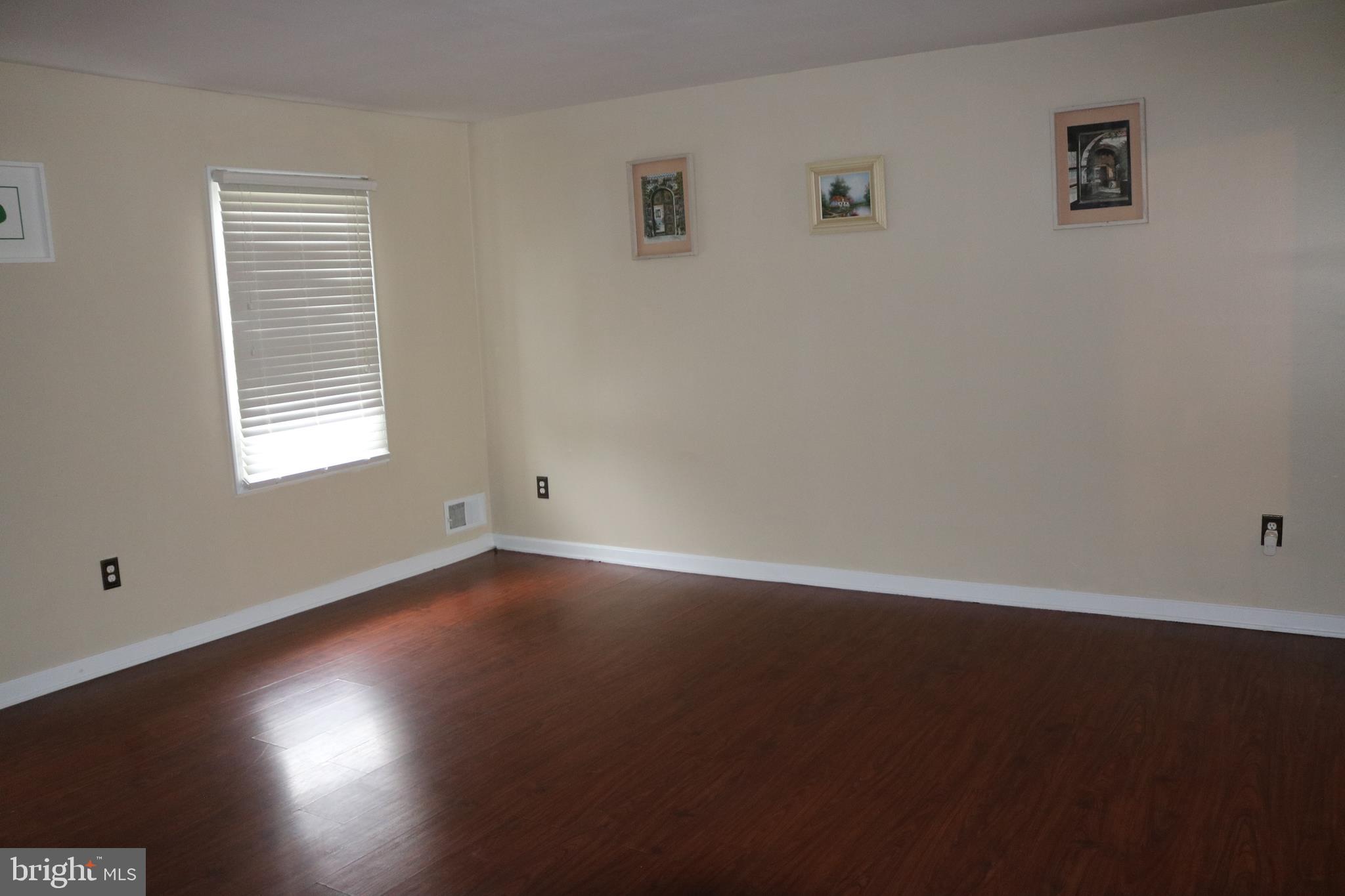 9348 Taney Road Manassas, VA 20110 - Photo 10 of 16 Living room