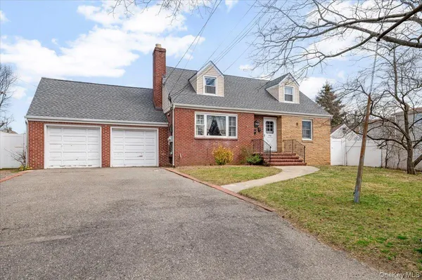 $3,500 | 316 South 3rd Street, Lindenhurst, NY 11757