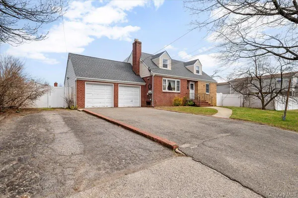 $3,500 | 316 South 3rd Street, Lindenhurst, NY 11757