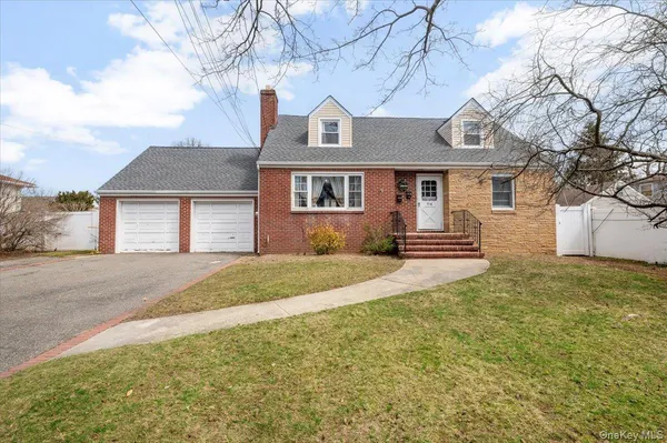 $3,500 | 316 South 3rd Street, Lindenhurst, NY 11757