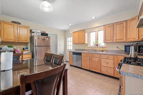 $3,500 | 316 South 3rd Street, Lindenhurst, NY 11757