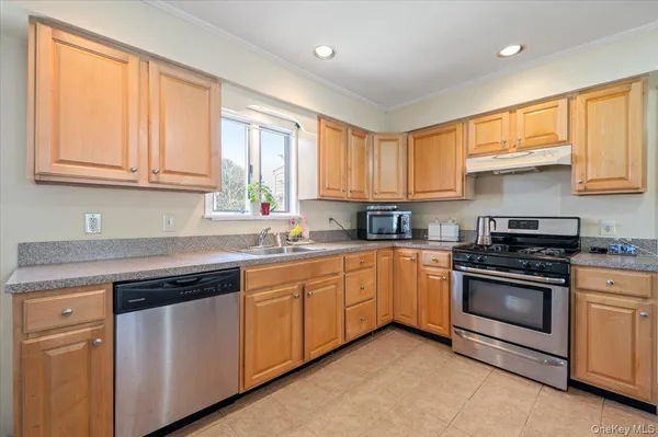 $3,500 | 316 South 3rd Street, Lindenhurst, NY 11757