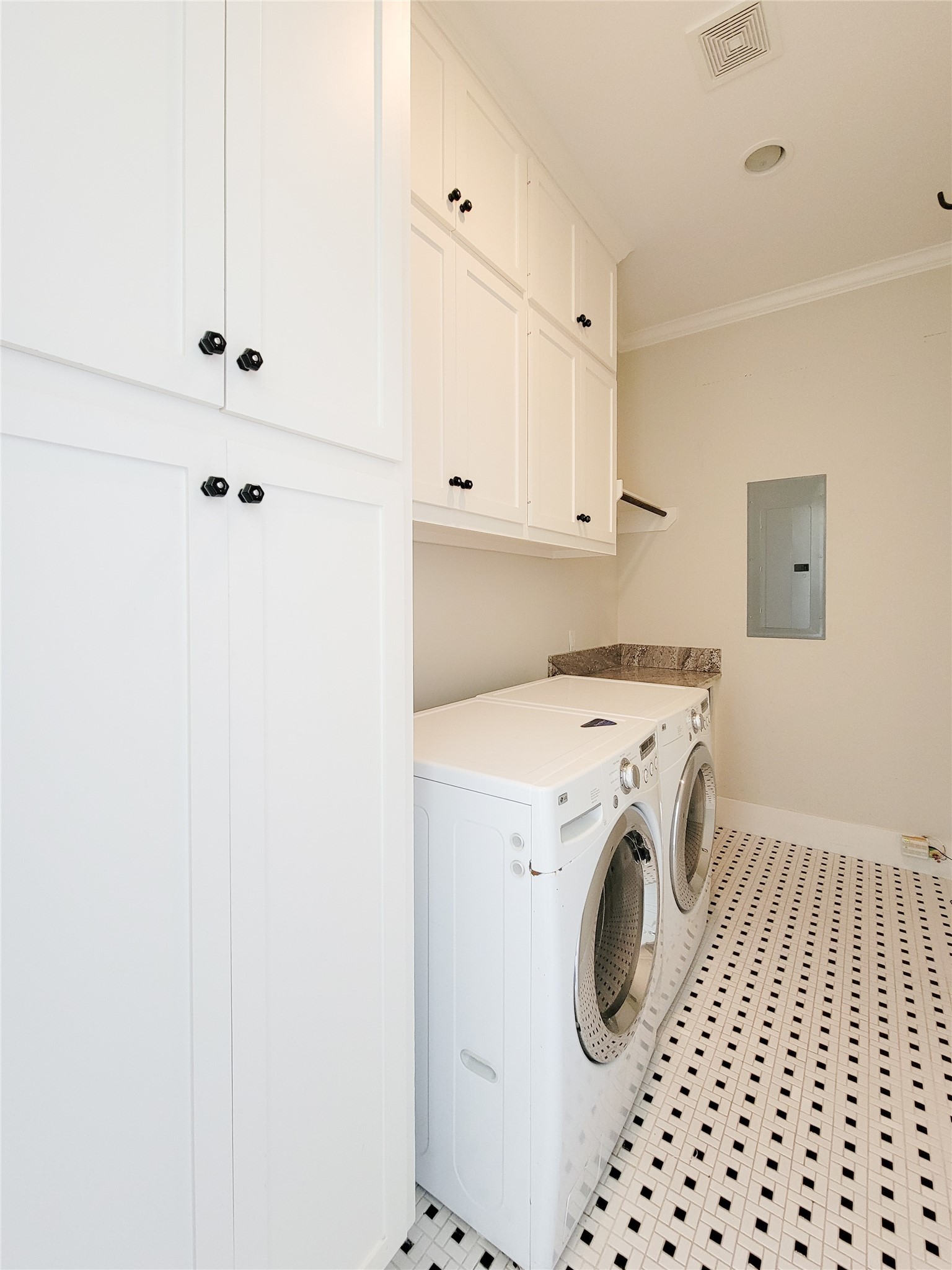 1140 West Cottage Street Houston, TX 77009 - Photo 32 of 37 a utility room with dryer and washer