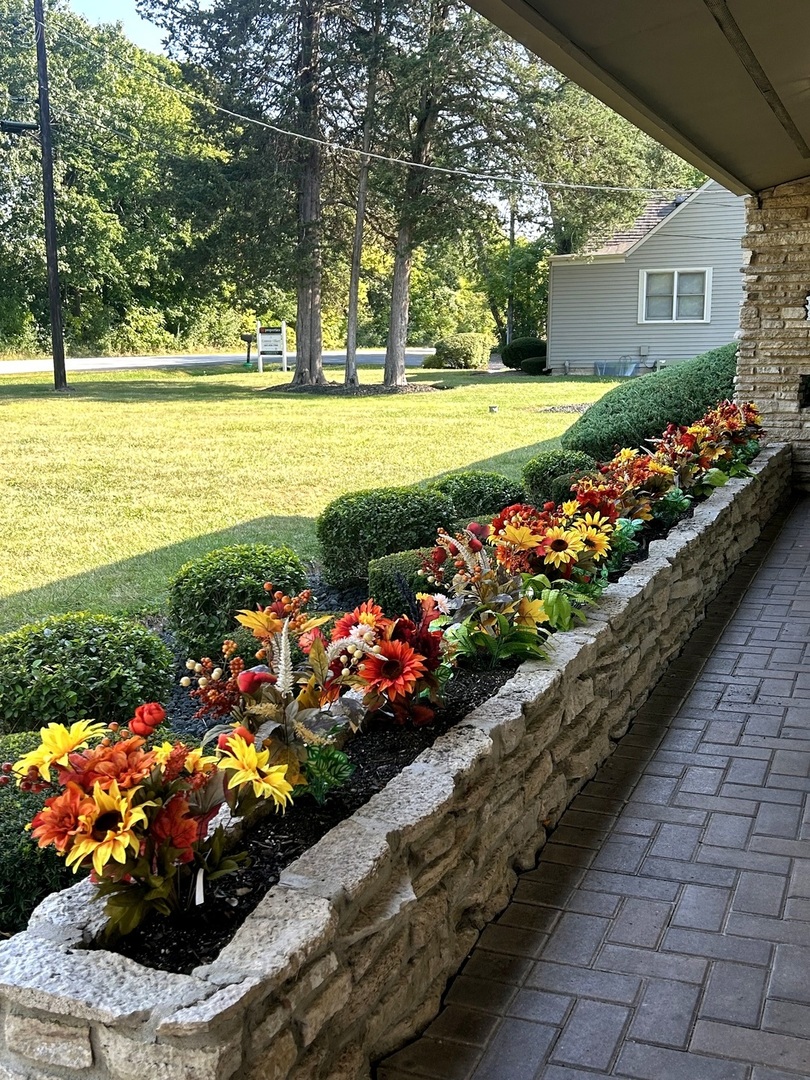 37756-88 North Cedar Lake Road Lake Villa, IL 60046 - Photo 7 of 79 a view of a flowers in a lot of flower in a yard