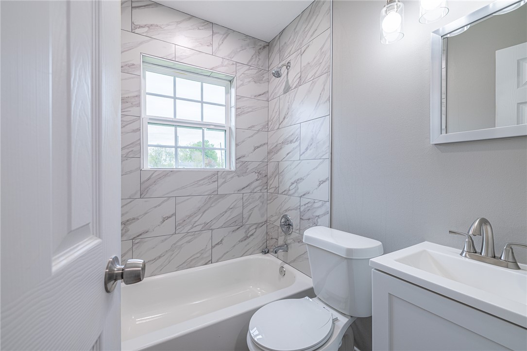 708 Frank Street Navasota, TX 77868 - Photo 10 of 14 Renovated bathroom