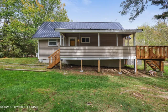 a view of a house with a backyard