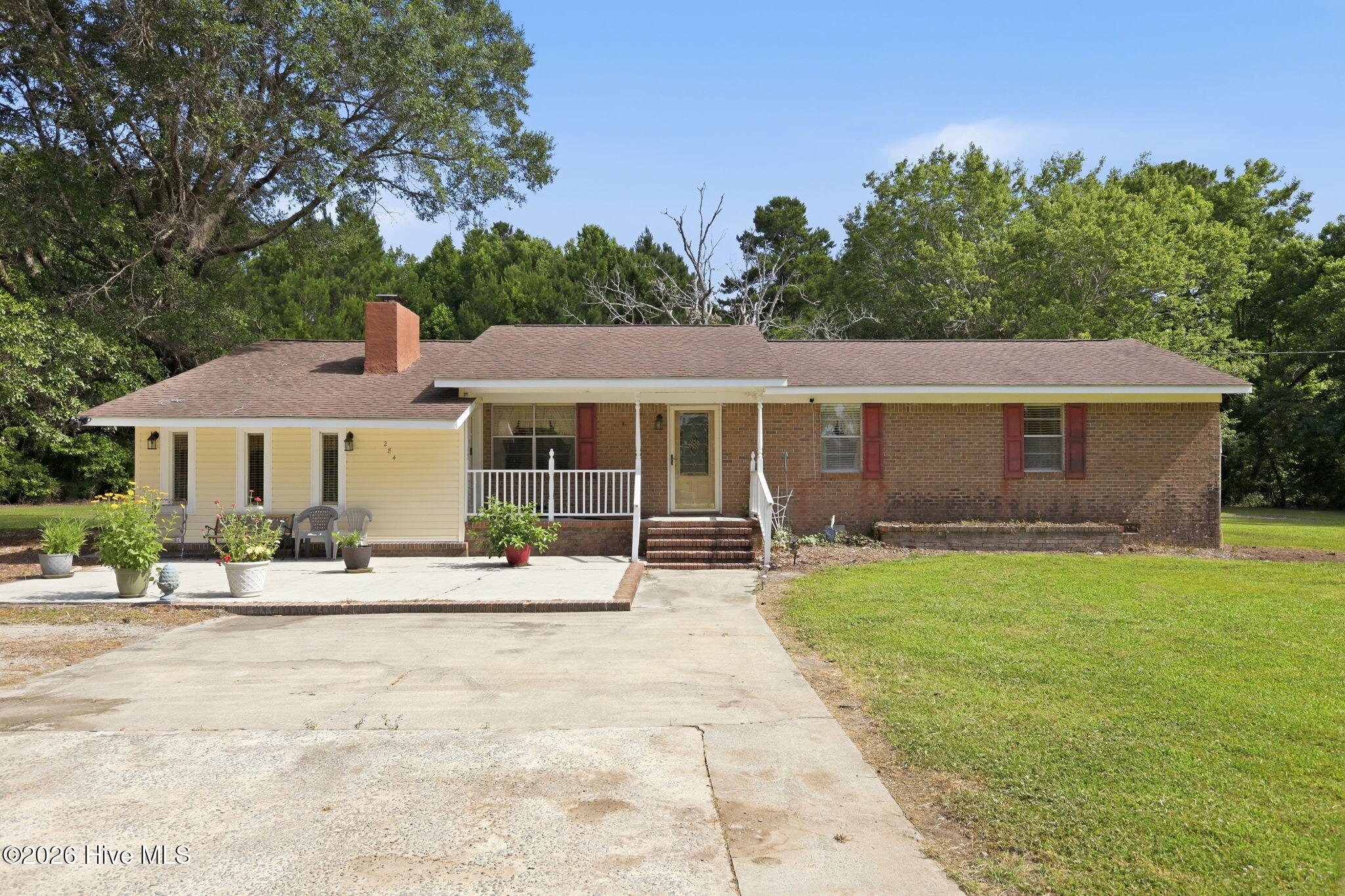 284 Laurel Road Beaufort, NC 28516 - Photo 6 of 41 Large patio outfront