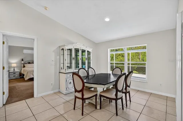 a dining room that has a table and chairs in it