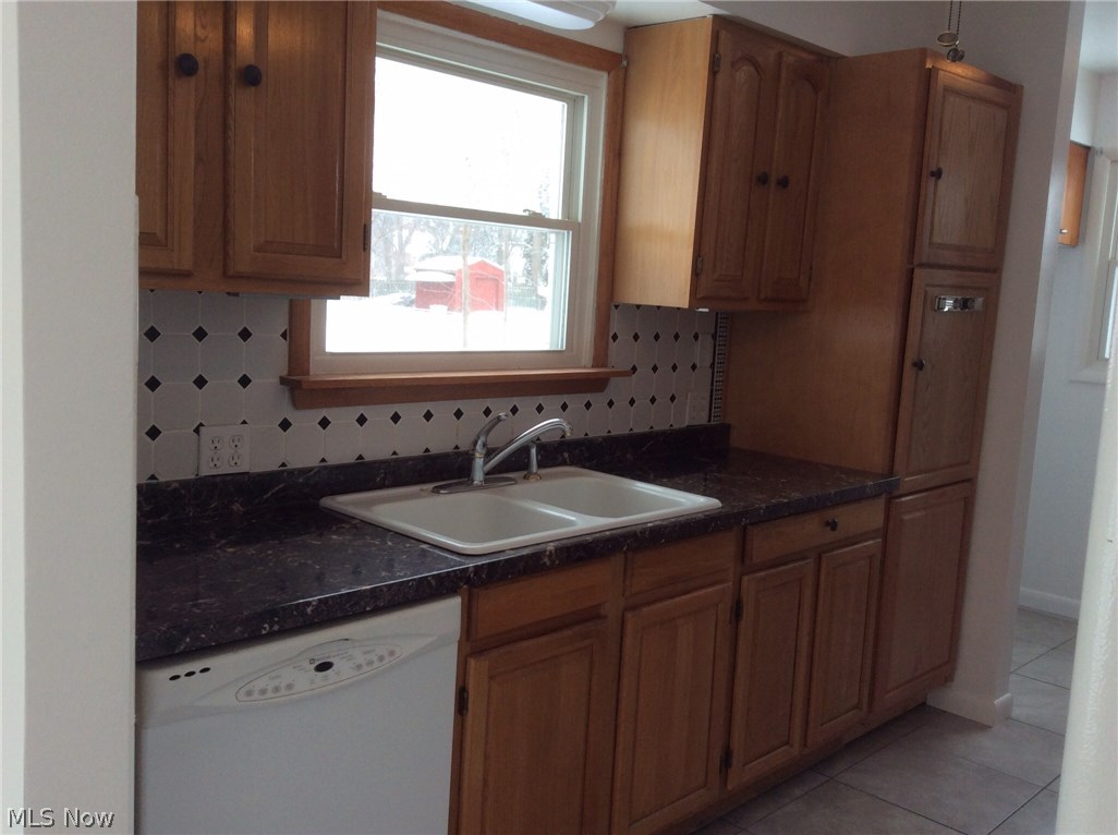 39022 Johnnycake Ridge Road Willoughby, OH 44094 - Photo 9 of 22 Kitchen has new counter tops, new tile floor.