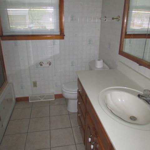 946 Monument Road Summertown, TN 38483 - Photo 3 of 19 Large Bath