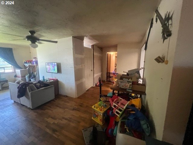 3981 Bell Avenue Eugene, OR 97402 - Photo 12 of 28 a view of a livingroom with furniture and a ceiling fan