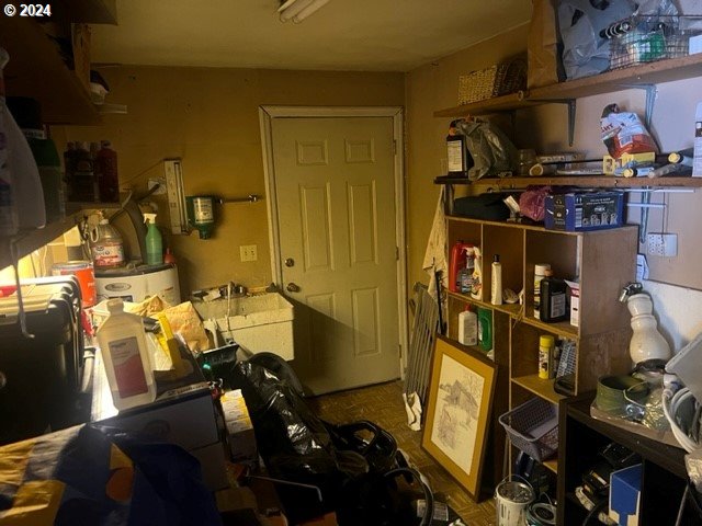 3981 Bell Avenue Eugene, OR 97402 - Photo 22 of 28 a room with lots of different colored cloths