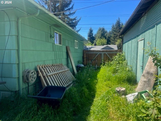 3981 Bell Avenue Eugene, OR 97402 - Photo 27 of 28 a view of a backyard with sitting area
