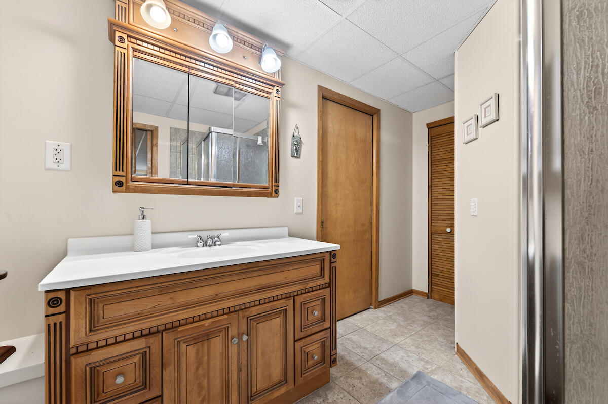 8408 190th Avenue Bristol, WI 53104 - Photo 28 of 33 8408 Lower bath
