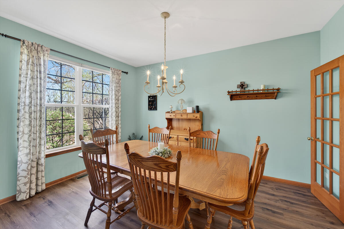 8408 190th Avenue Bristol, WI 53104 - Photo 10 of 33 8408 Dining room
