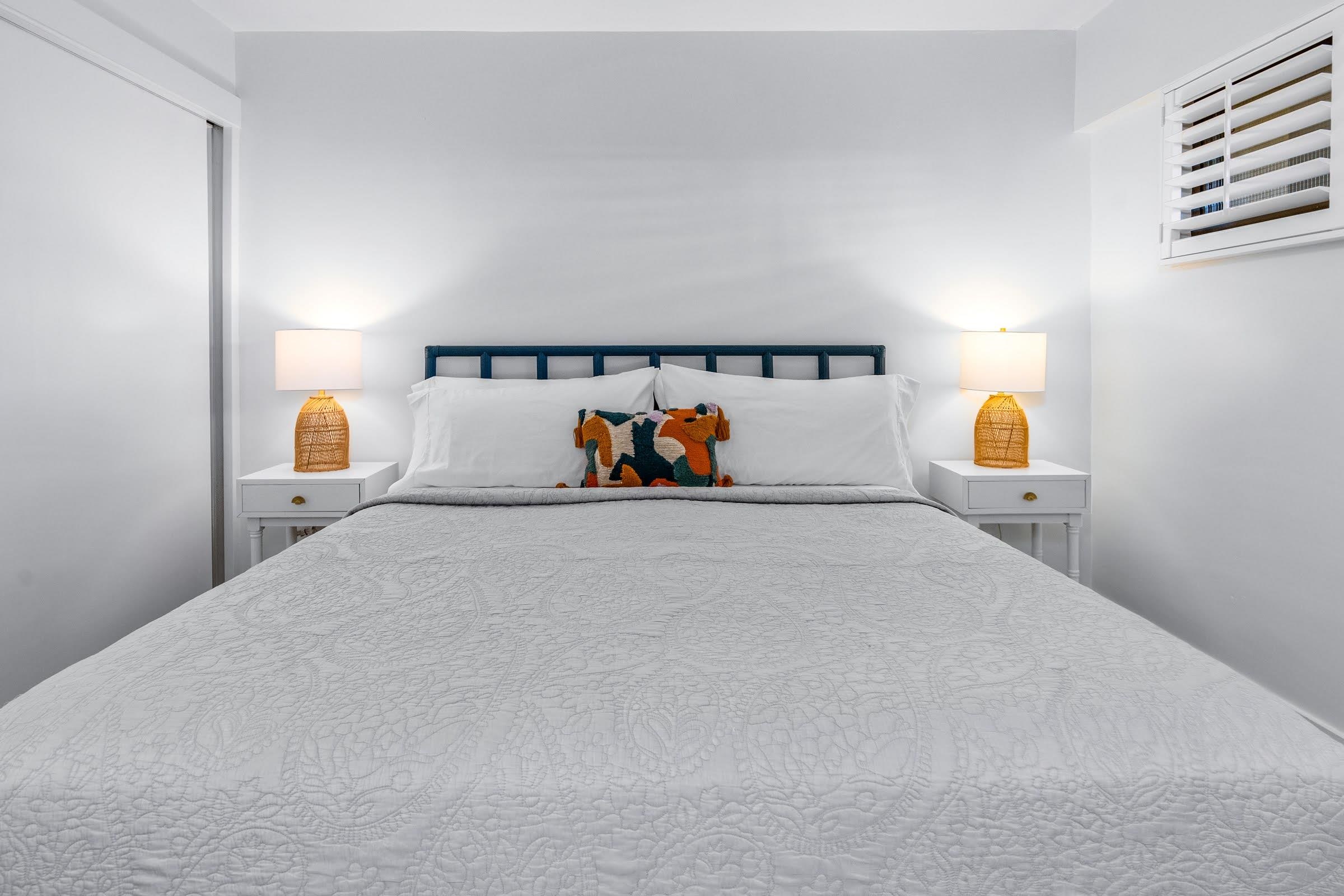 145 North Kihei Road, Unit 103 Kihei, HI 96753 - Photo 16 of 49 a bedroom with a bed and a lamp