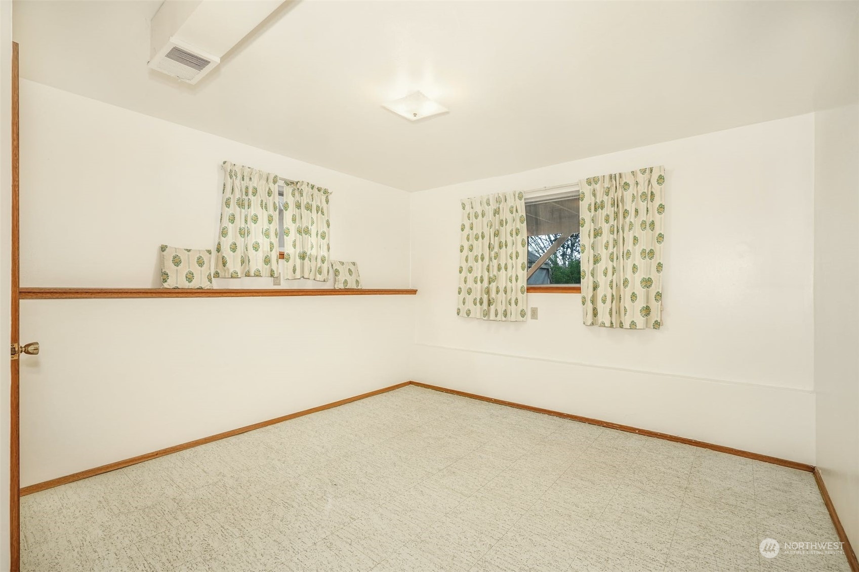 4151 23rd Avenue Southwest Seattle, WA 98106 - Photo 28 of 36 an empty room with a window