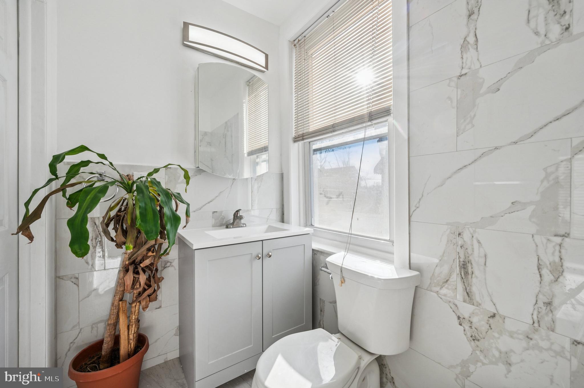 103 Chestnut Street Darby, PA 19023 - Photo 10 of 15 Bathroom with Tub